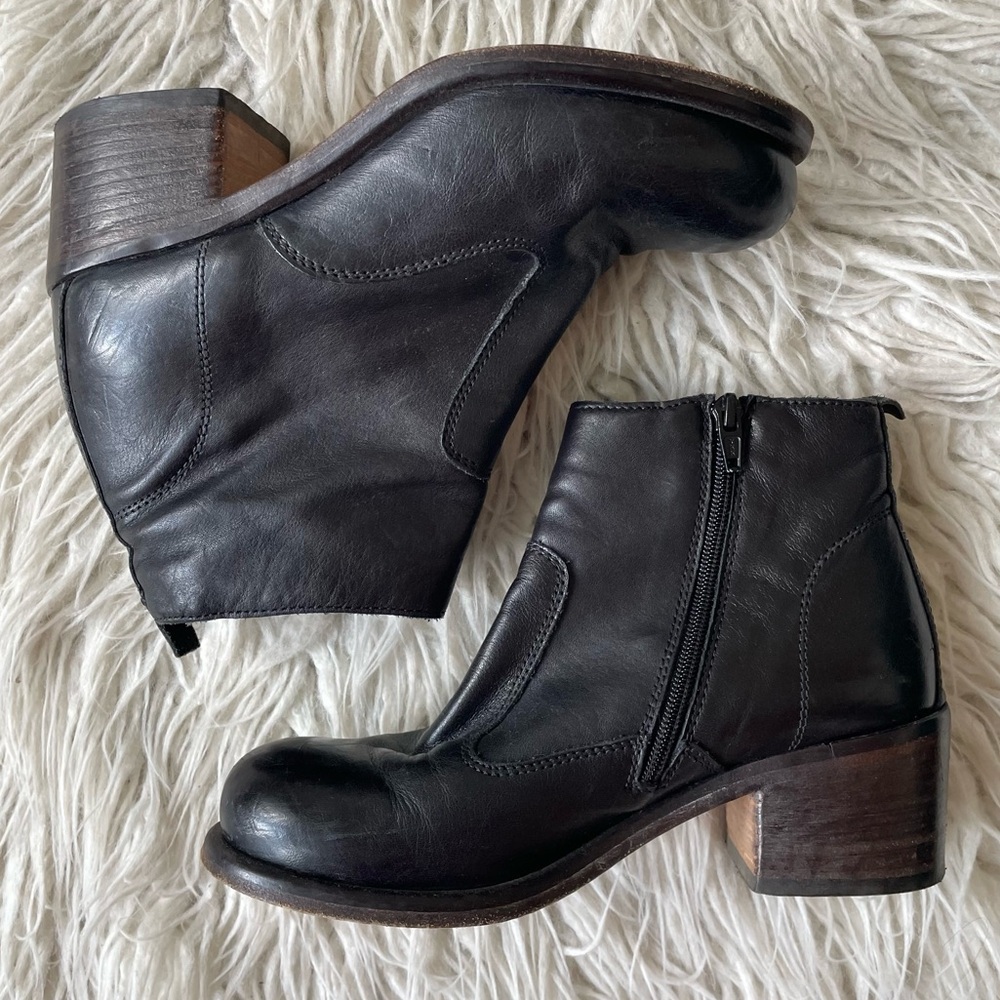 MOMA Black Leather Round Toe Stacked Heel Stitch Detail Ankle Bootie Size 36